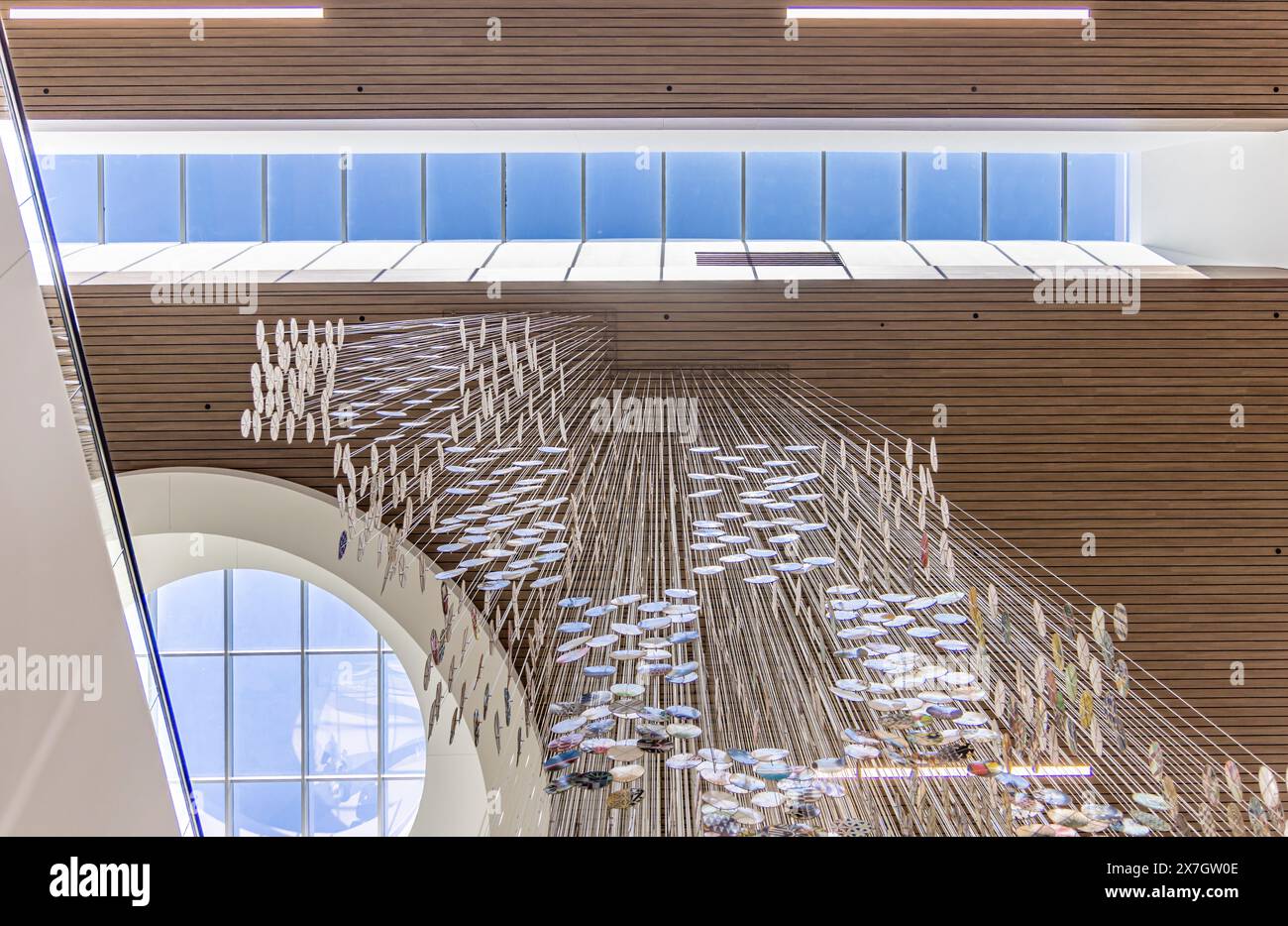 Detailbild der Decke und Kunst im Ankunftsbereich des internationalen Flughafens nashville Stockfoto
