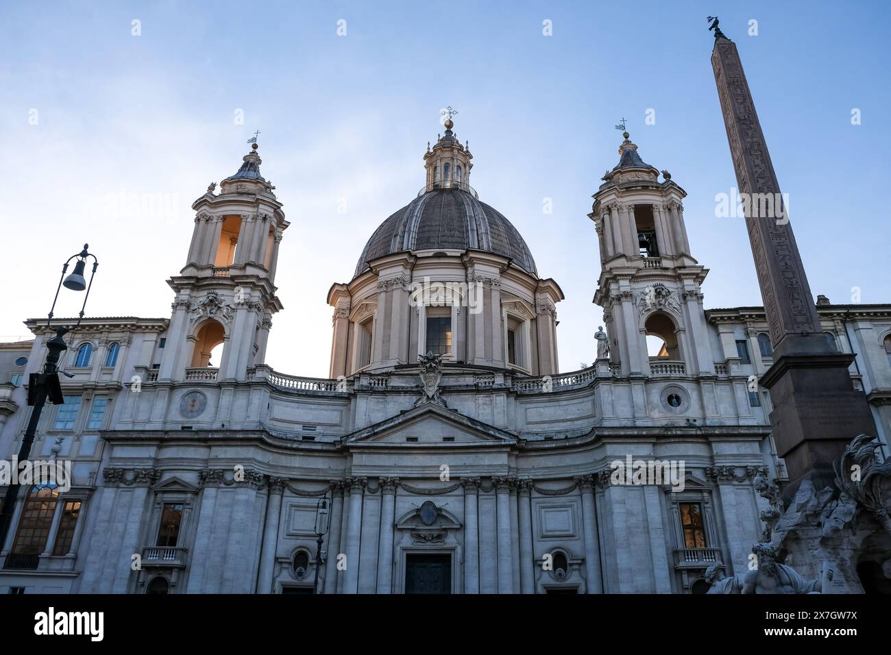 Detail der Piazza Navona, ein öffentlicher Freiraum in Rom, Italien mit dem Obelisco Agonale und im Hintergrund die Kirche Sant'Agnese in Agone Stockfoto