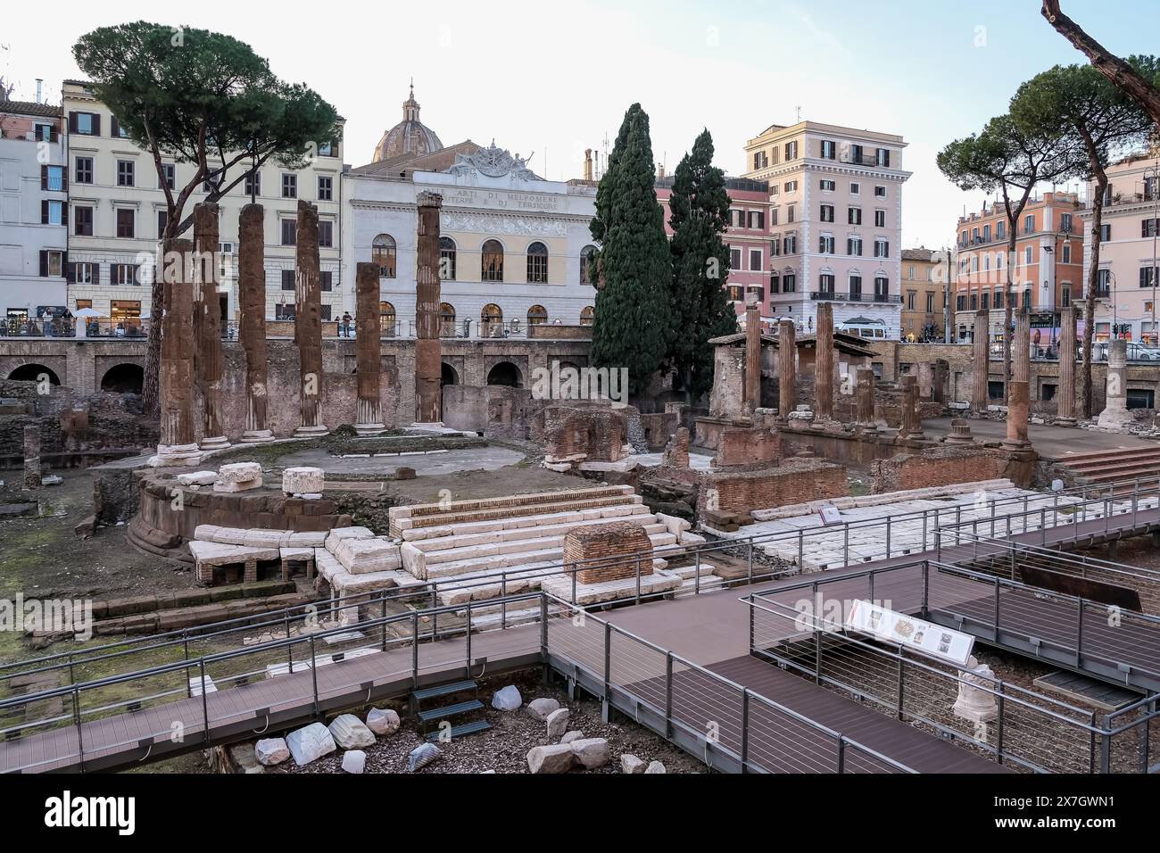 Blick auf Largo di Torre Argentina in Rom, mit den antiken römischen Tempeln und Überresten von Pompeius Theater, wo Julius Cäsar ermordet wurde Stockfoto