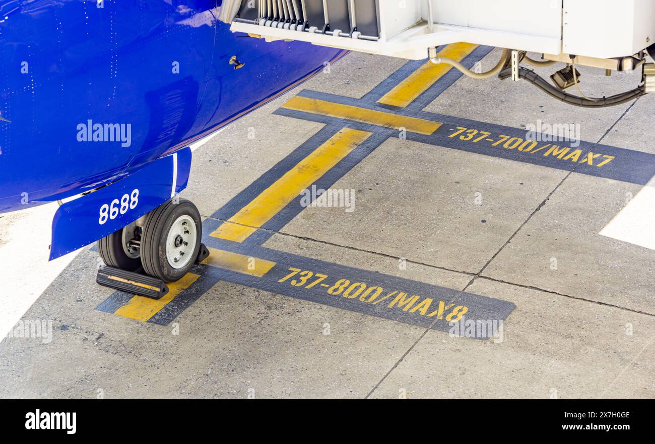 Markierungen am Gate, wo boeing-Flugzeuge am Flughafen parken sollen Stockfoto