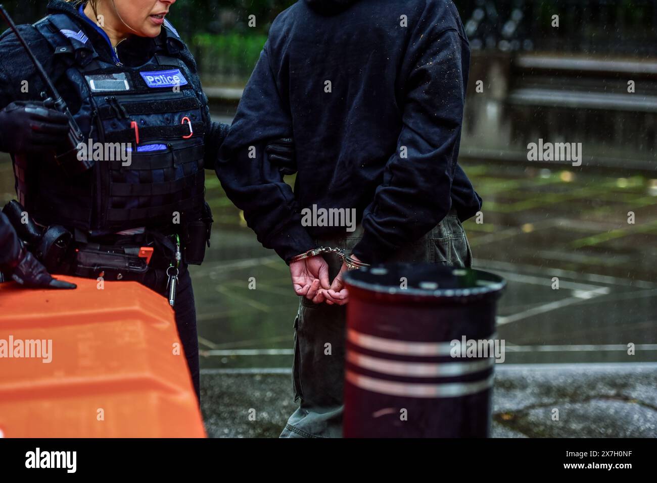 Pro-palästinensische Demonstranten in Handschellen werden vom Polizisten entfernt, während die Victoria Polizei Pro-palästinensische Anhänger von der pro-jüdischen Kundgebung getrennt hält. Sechs Personen wurden verhaftet, nachdem sich pro-palästinensische und pro-israelische Demonstranten in Melbournes CBD heftig ausgetauscht hatten. 7000 Personen nahmen an der Nakba Sunday Rallye Teil und eine Never Again is Now Rallye, die von der christlich-zionistischen Gruppe International Christian Embassy Jerusalem organisiert wurde. Es wurde bekannt, dass einige Demonstranten von der Nakba Sunday Rallye, die um Mittag um die State Library begann, in Spring St, aro fusionierten Stockfoto