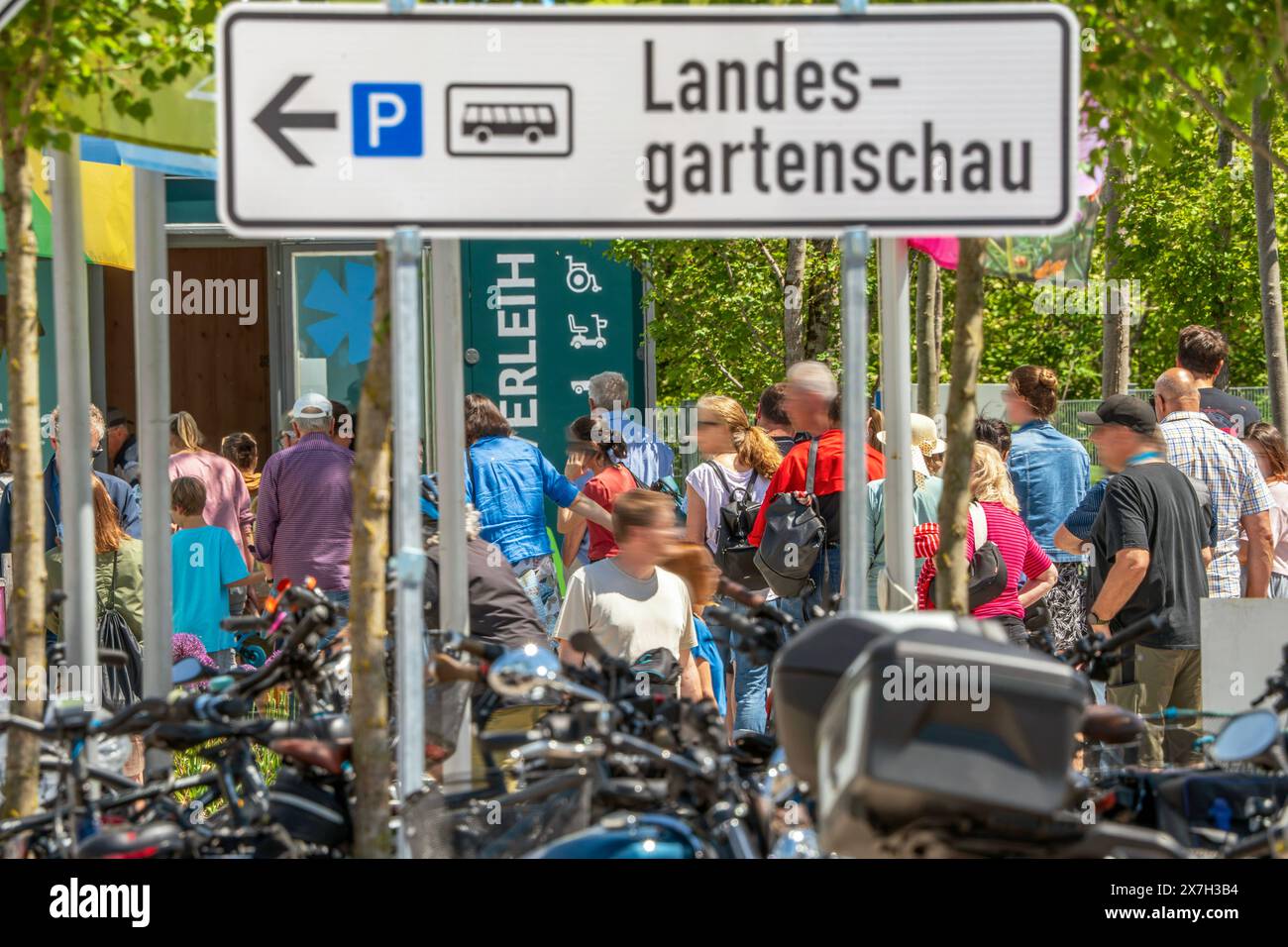 Bayerische Landesgartenschau Kirchheim 2024, Andrang an Pfingsten, Kirchheim bei München, 20. Mai 2024 Deutschland, Kirchheim bei München, Mai 2024, Andrang bei der Bayerischen Landesgartenschau Kirchheim 2024, viele Besucher und Besucherinnen nutzen das schöne Frühlingswetter und fahren am Pfingstmontag zur neu eröffneten Landesgartenschau, Schlange am Eingang, Gartenschau dauert vom 15.05. bis zum 06.10.2024, Wetter, Frühling, Bayern, *** Bayerische Landesgartenschau Kirchheim 2024, Menschenmassen bei Pfingstsonntag, Kirchheim bei München, 20. Mai 2024 Deutschland, Kirchheim bei München, Mai 2024, Menschenmassen beim Ba Stockfoto