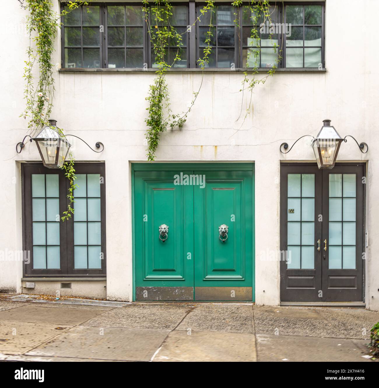 Detailbild eines new yorker Gebäudes mit grünen Türen und Löwenklopfern aus Messing Stockfoto