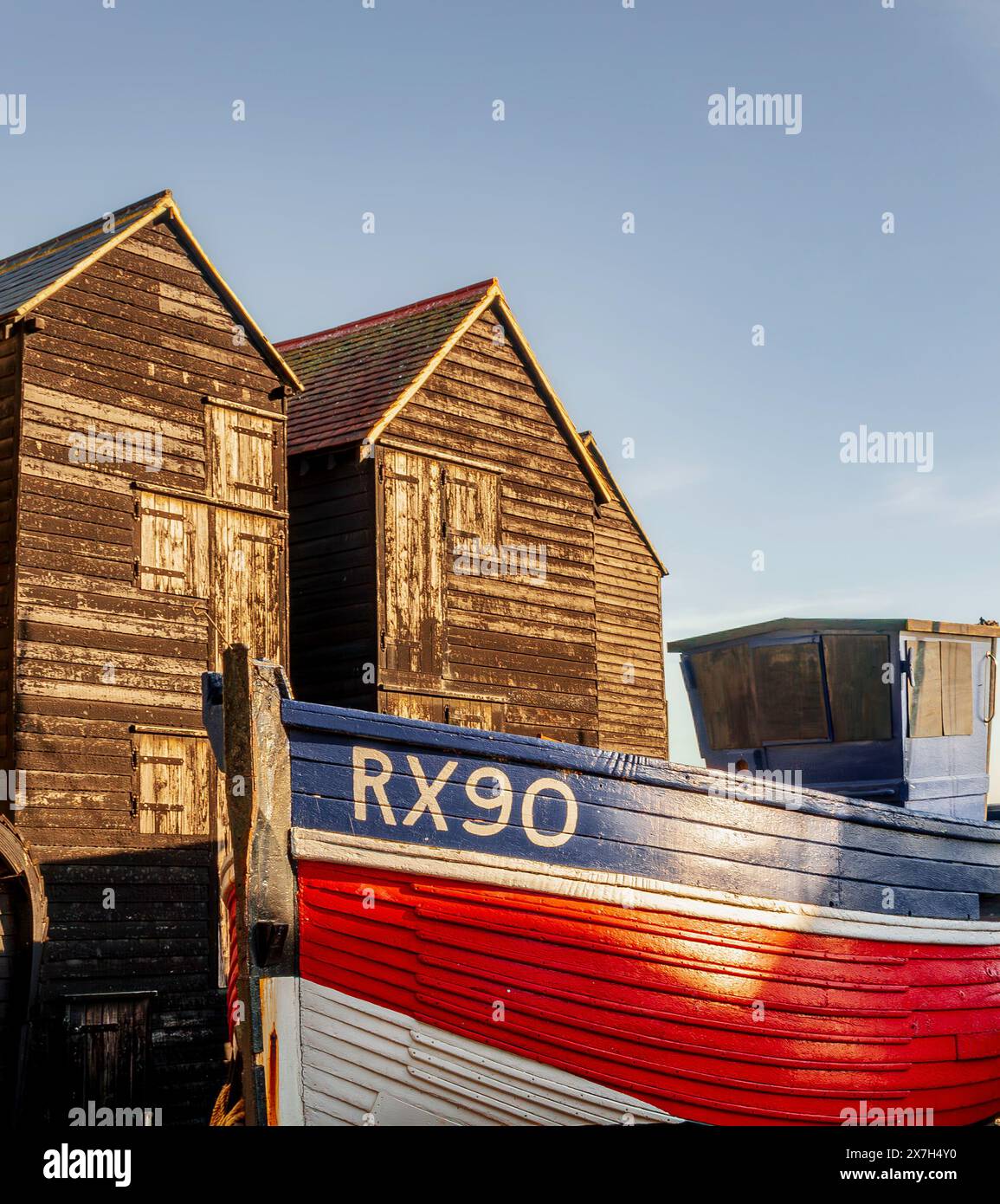 Fischerhütten und Boot in der Altstadt von Hastings, Großbritannien Stockfoto