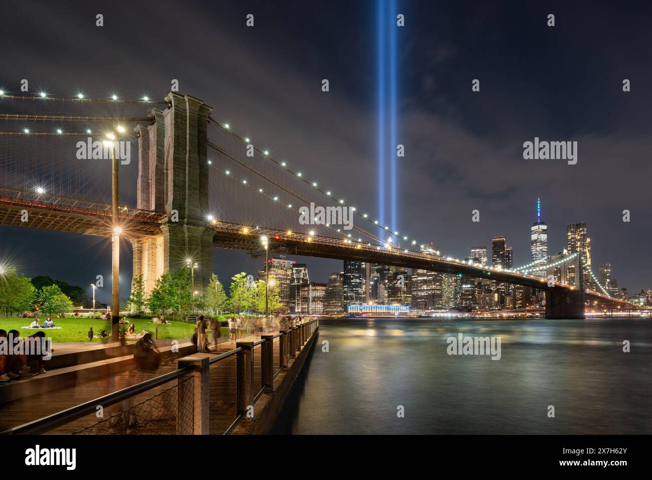 New York City Tribute in Light, Gedenkfeier am 11. September. Nachtblick auf zwei Lichtsäulen in Lower Manhattan mit beleuchteter Brooklyn Bridge Stockfoto