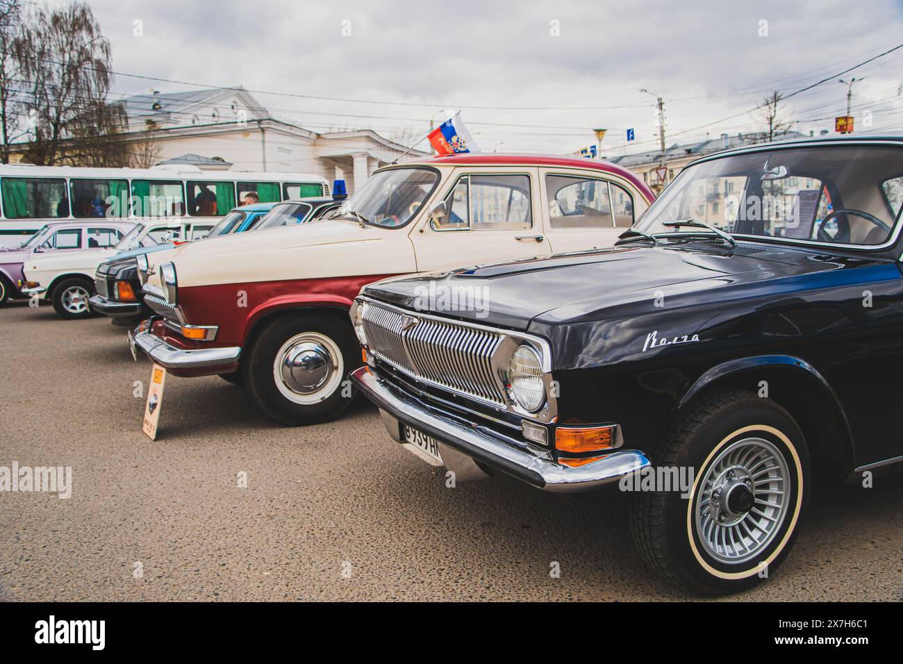 Freie Ausstellung von Retro-Autos unter freiem Himmel. Sowjetische und russische Oldtimer. Tver, Russland: 23. April 2022. Stockfoto
