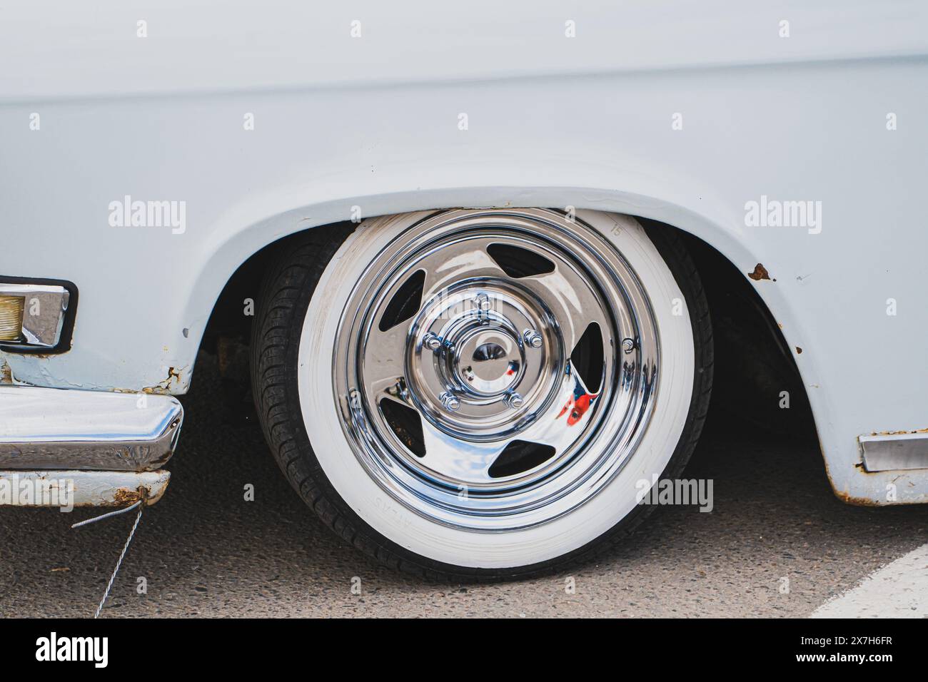 Glänzendes Rad eines alten russischen Wolga-Autos. Tver, Russland: 23. April 2022. Stockfoto