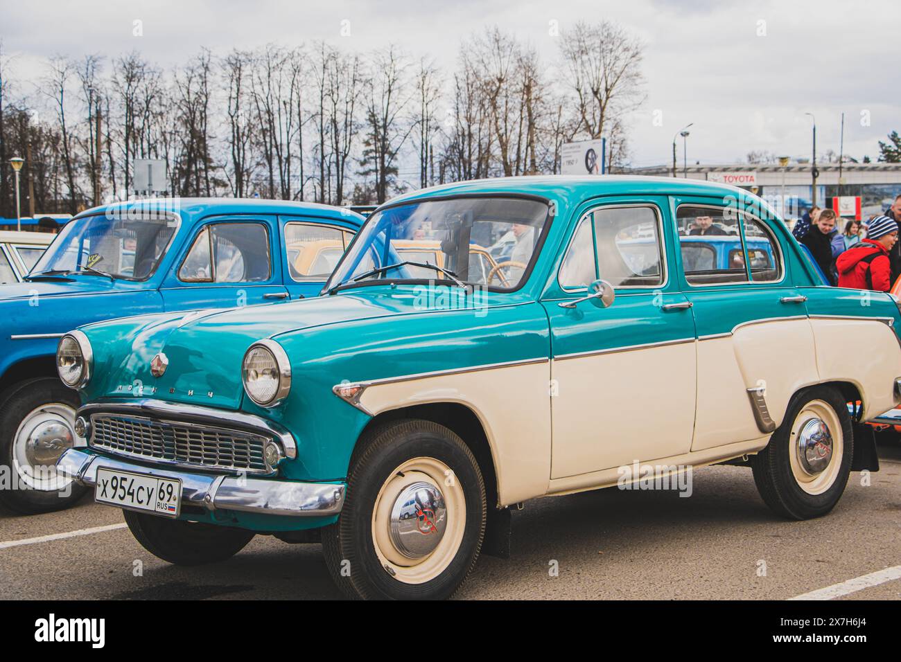Freie Ausstellung von Retro-Autos unter freiem Himmel. Sowjetische und russische Oldtimer. Tver, Russland: 23. April 2022. Stockfoto