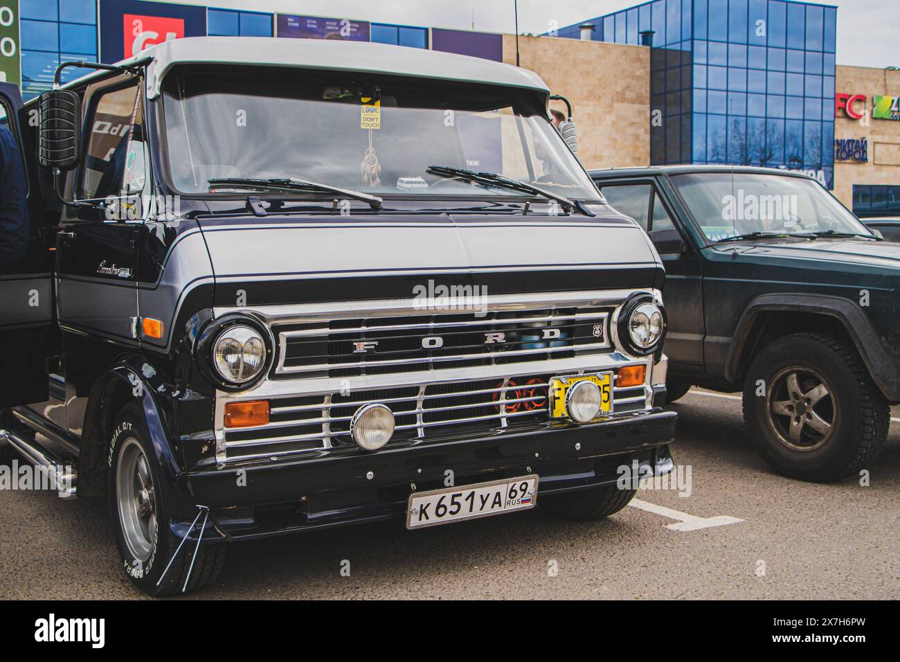 Freie Ausstellung von Retro-Autos unter freiem Himmel. Alte europäische, amerikanische und japanische Autos. Tver, Russland: 23. April 2022. Stockfoto
