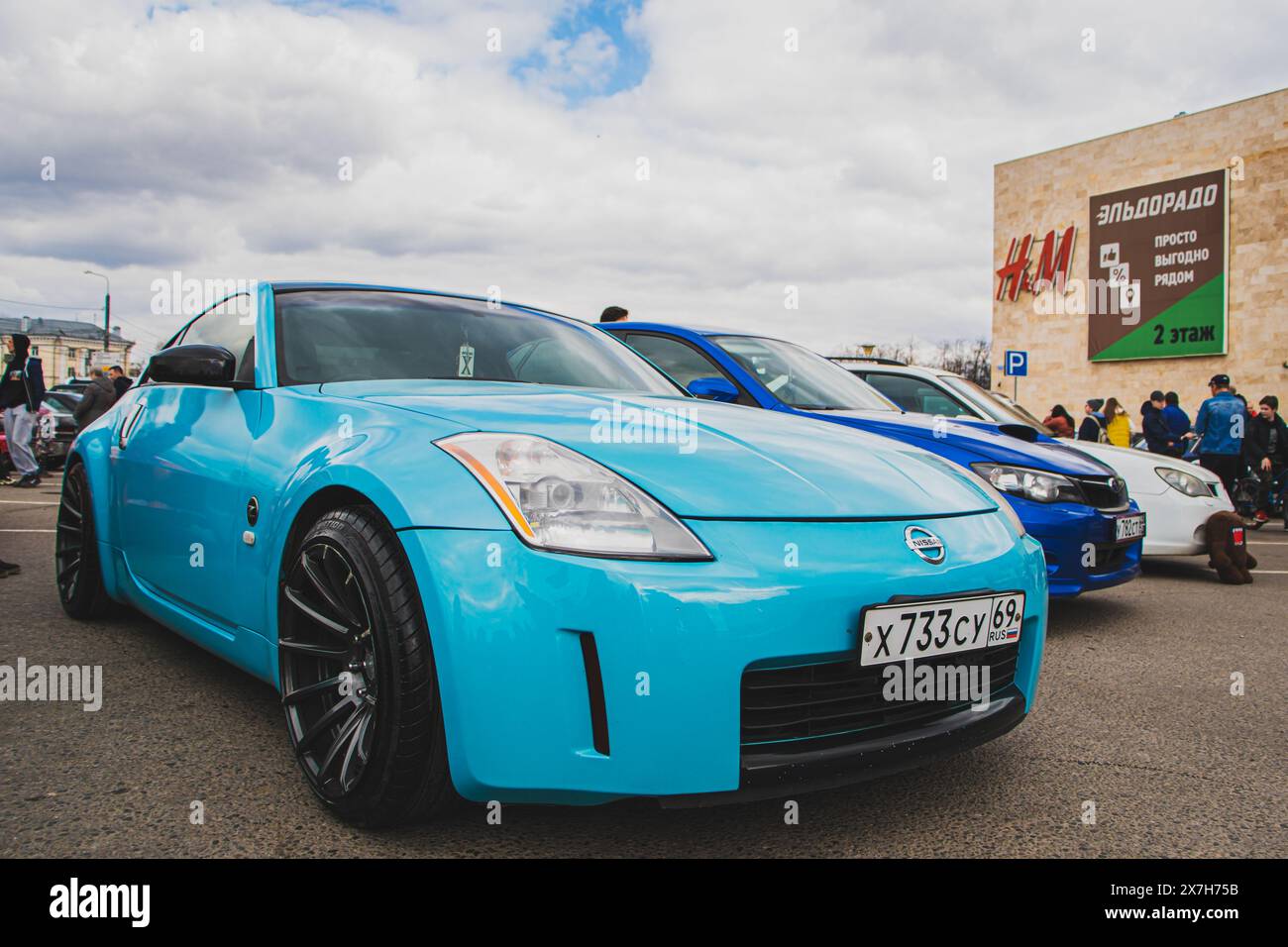 Freie Ausstellung von Retro-Autos unter freiem Himmel. Alte europäische, amerikanische und japanische Autos. Tver, Russland: 23. April 2022. Stockfoto