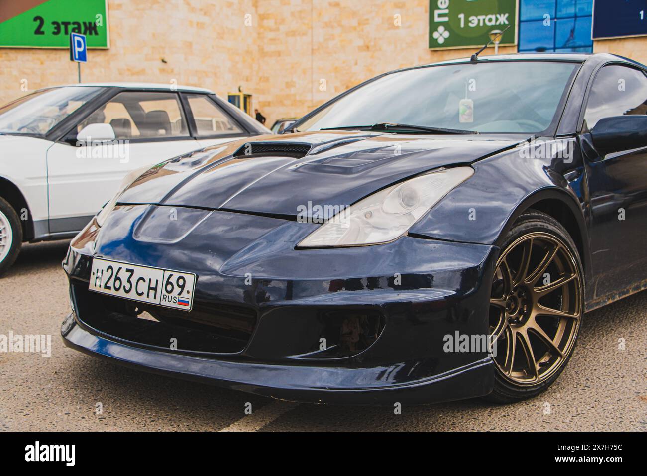 Freie Ausstellung von Retro-Autos unter freiem Himmel. Alte europäische, amerikanische und japanische Autos. Tver, Russland: 23. April 2022. Stockfoto