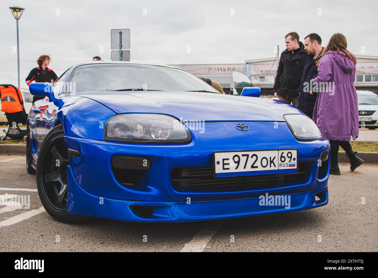 Freie Ausstellung von Retro-Autos unter freiem Himmel. Alte europäische, amerikanische und japanische Autos. Tver, Russland: 23. April 2022. Stockfoto