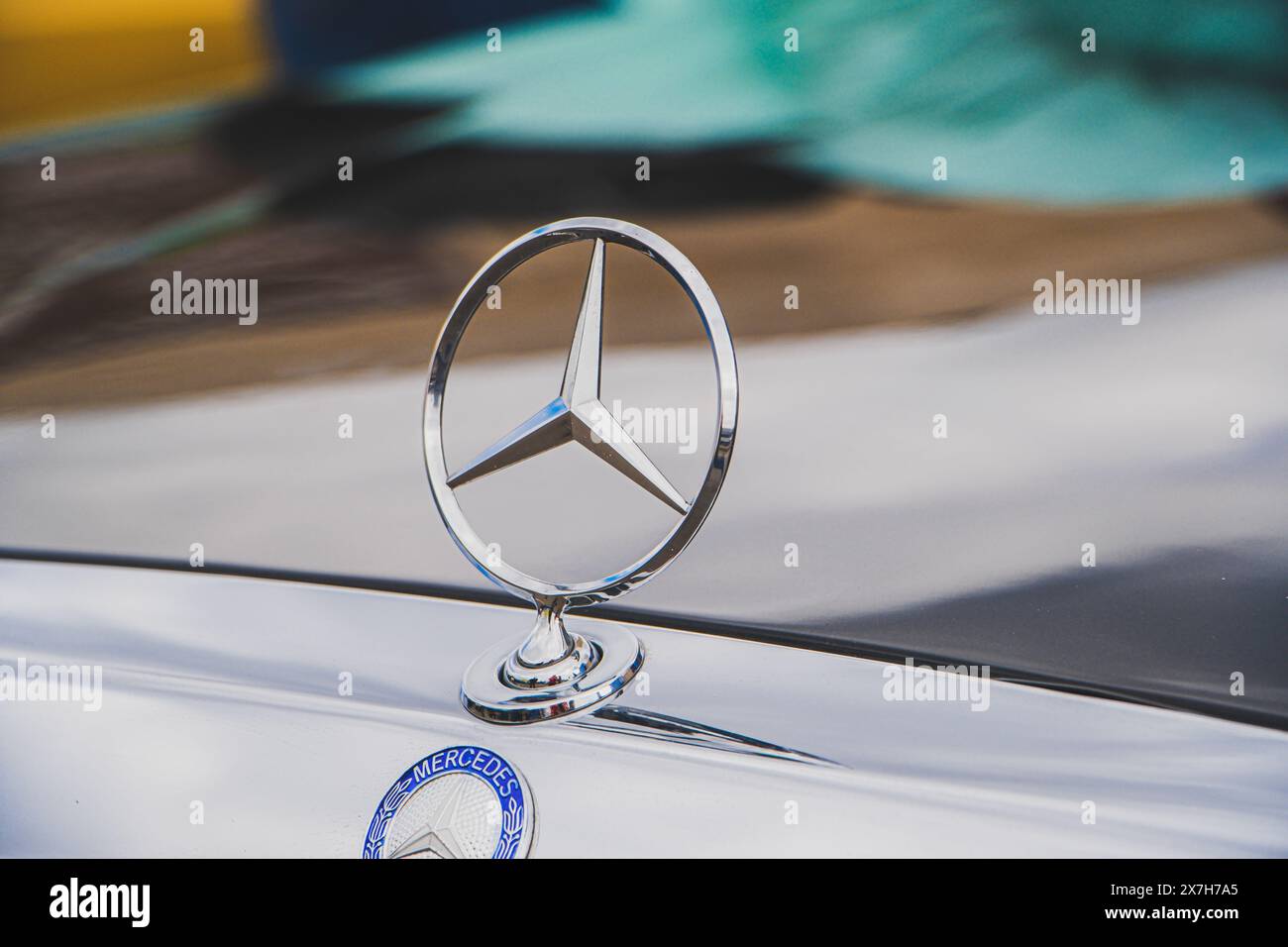 Emblem auf der Motorhaube des Autos. Retro-Mercedes. Tver, Russland: 23. April 2022. Stockfoto