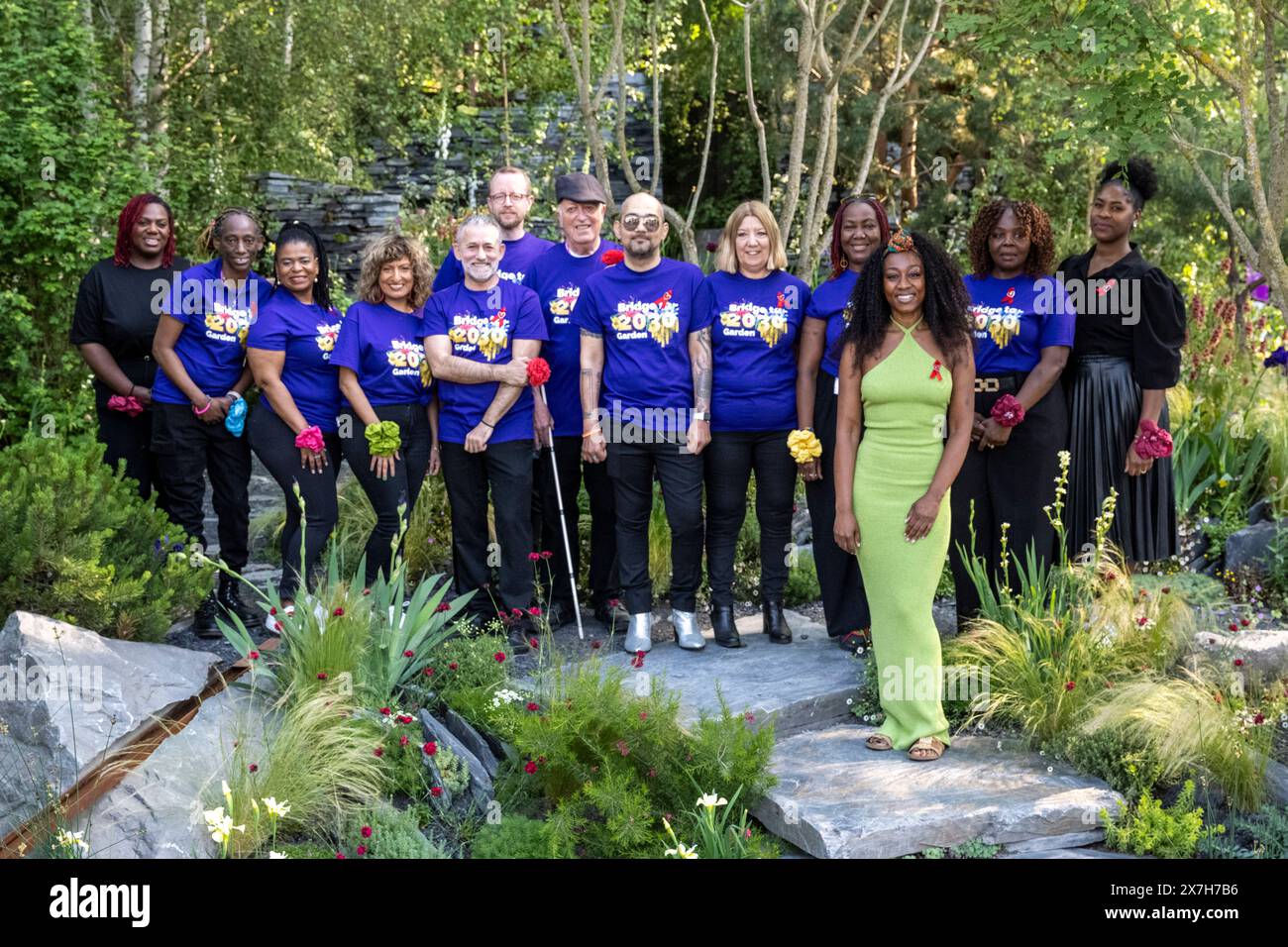 London, Großbritannien. 20. Mai 2024. Beverley Knight und Community Chor Joyful Noise bei einem Fotobesuch an der Terrence Higgins Trust Bridge to 2030 Garden, entworfen von Matthew Childs, am Mitgliedertag der RHS Chelsea Flower Show auf dem Gelände des Royal Hospital Chelsea. Die Show läuft bis zum 25. Mai 2024. Quelle: Stephen Chung / Alamy Live News Stockfoto