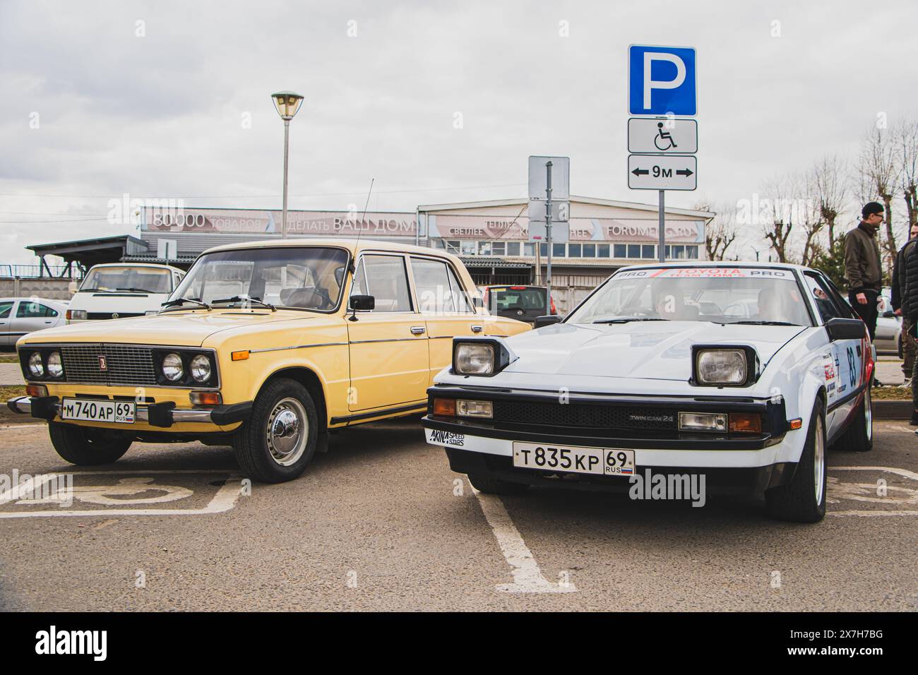 Freie Ausstellung von Retro-Autos unter freiem Himmel. Alte europäische, amerikanische und japanische Autos. Tver, Russland: 23. April 2022. Stockfoto