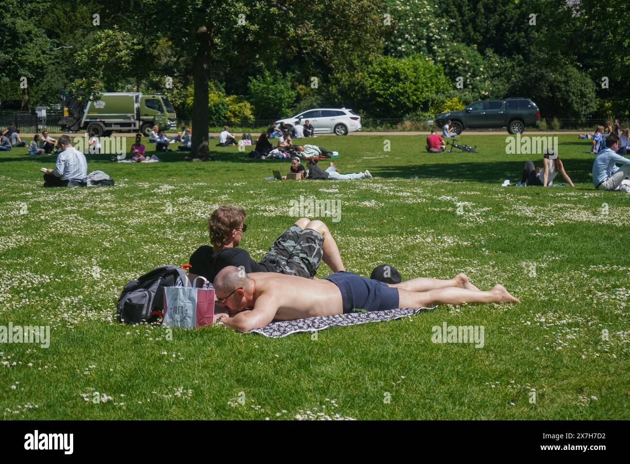London, Großbritannien. 20. Mai 2024. Menschen, die sich in der Frühlingssonne im Saint Jame's Park mit Temperaturen über 22celsisus entspannen. Guthaben: amer ghazzal/Alamy Live News Stockfoto