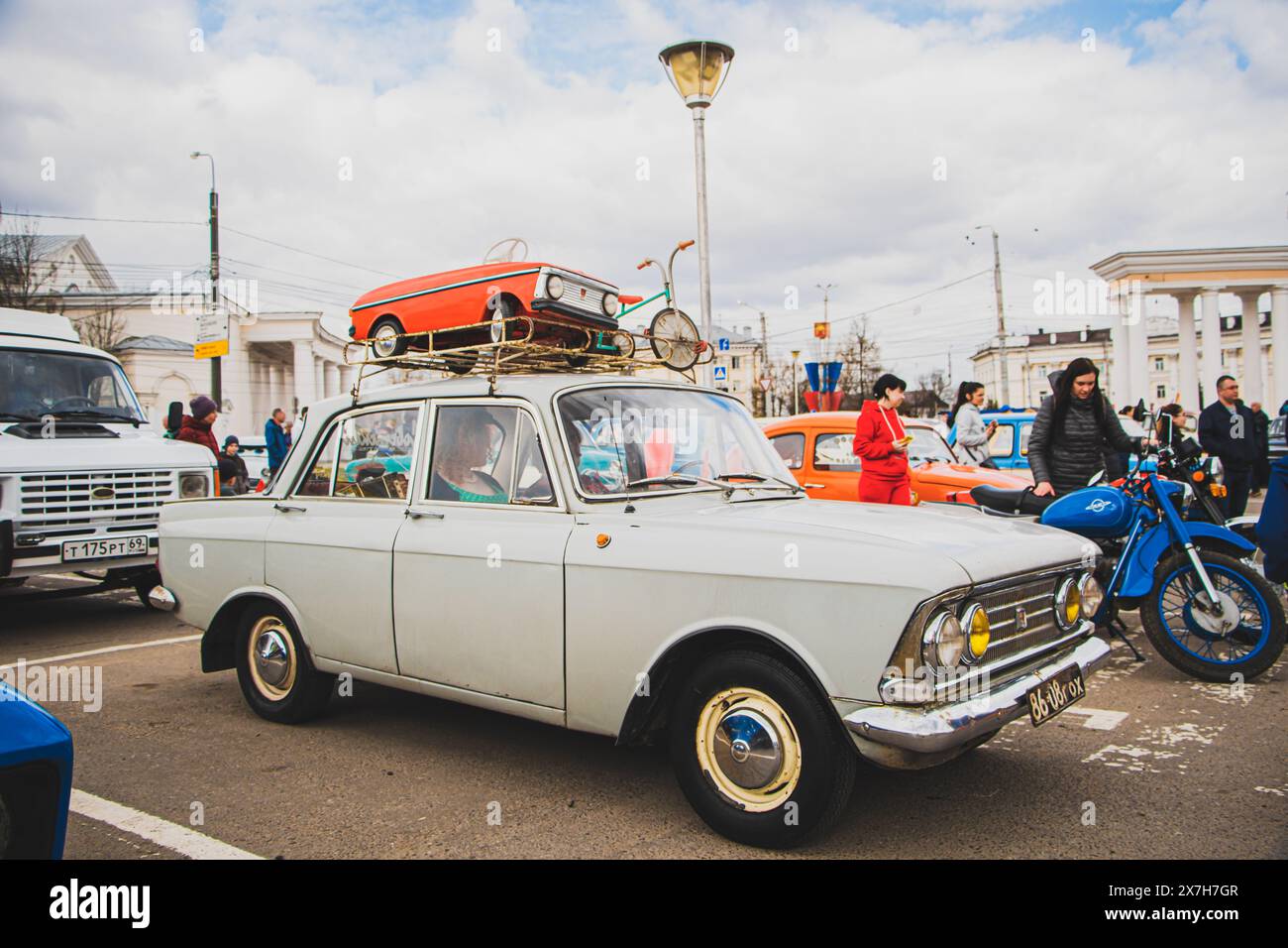 Freie Ausstellung von Retro-Autos unter freiem Himmel. Sowjetische und russische Oldtimer. Tver, Russland: 23. April 2022. Stockfoto
