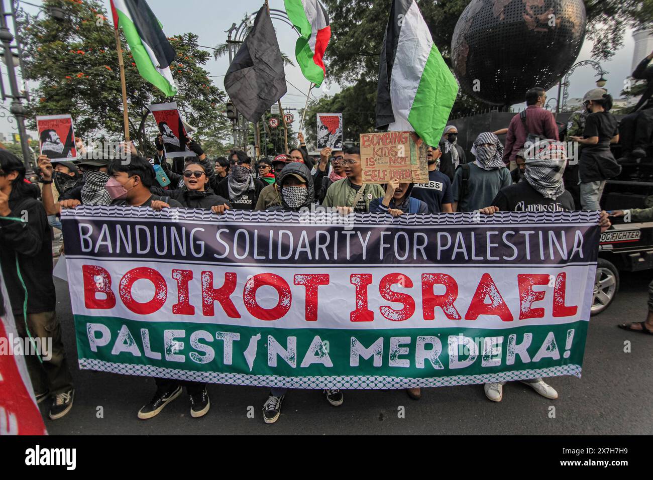 Bandung, Indonesien. Mai 2024. Demonstranten mit Plakaten während der Aktion Solidarität für Palästina in Bandung, West-Java, Indonesien, am 19. Mai 2024. In dieser Aktion verurteilten die Massen die Besetzung Palästinas durch Israel und verlangten ein Ende des Völkermords in Gaza. (Foto: Ilham Ahmad Nazar/INA Photo Agency/SIPA USA) Credit: SIPA USA/Alamy Live News Stockfoto