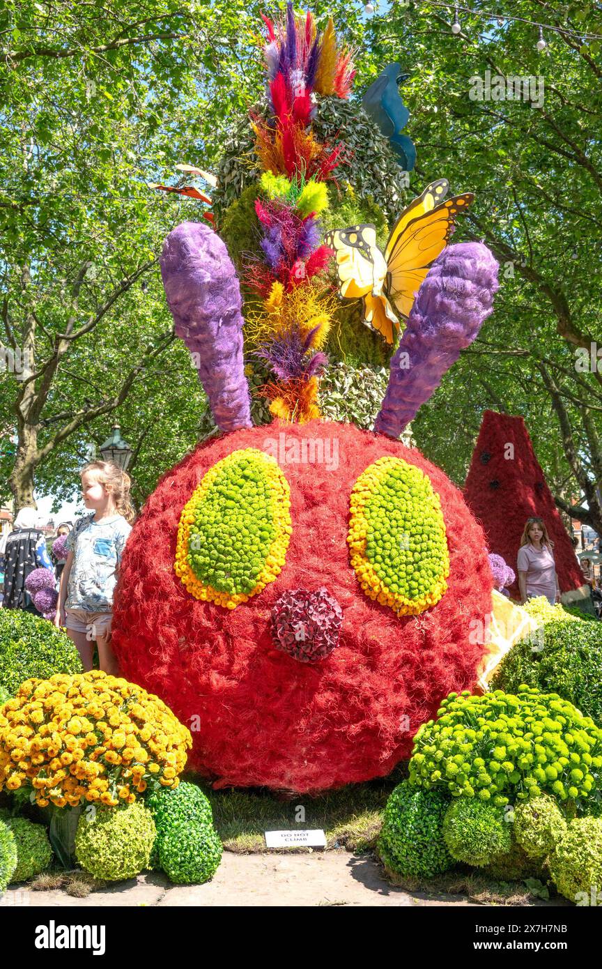 London, Großbritannien. Mai 2024. Das jährliche Chelsea in Bloom, zeitgleich mit der Chelsea Flower Show, kehrt zum Sloane Square und den umliegenden Straßen mit dem Motto „Floral Feasts“ die sehr hungrige Raupe auf Sloane Square zurück. Credit: Phil Robinson/Alamy Live News Stockfoto