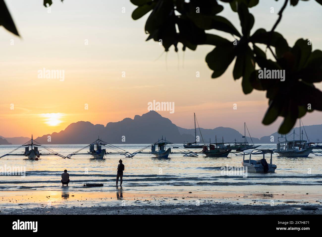 Corong Corong Beach bei Sonnenuntergang, El Nido, Bacuit Bay, Palawan, Philippinen Stockfoto