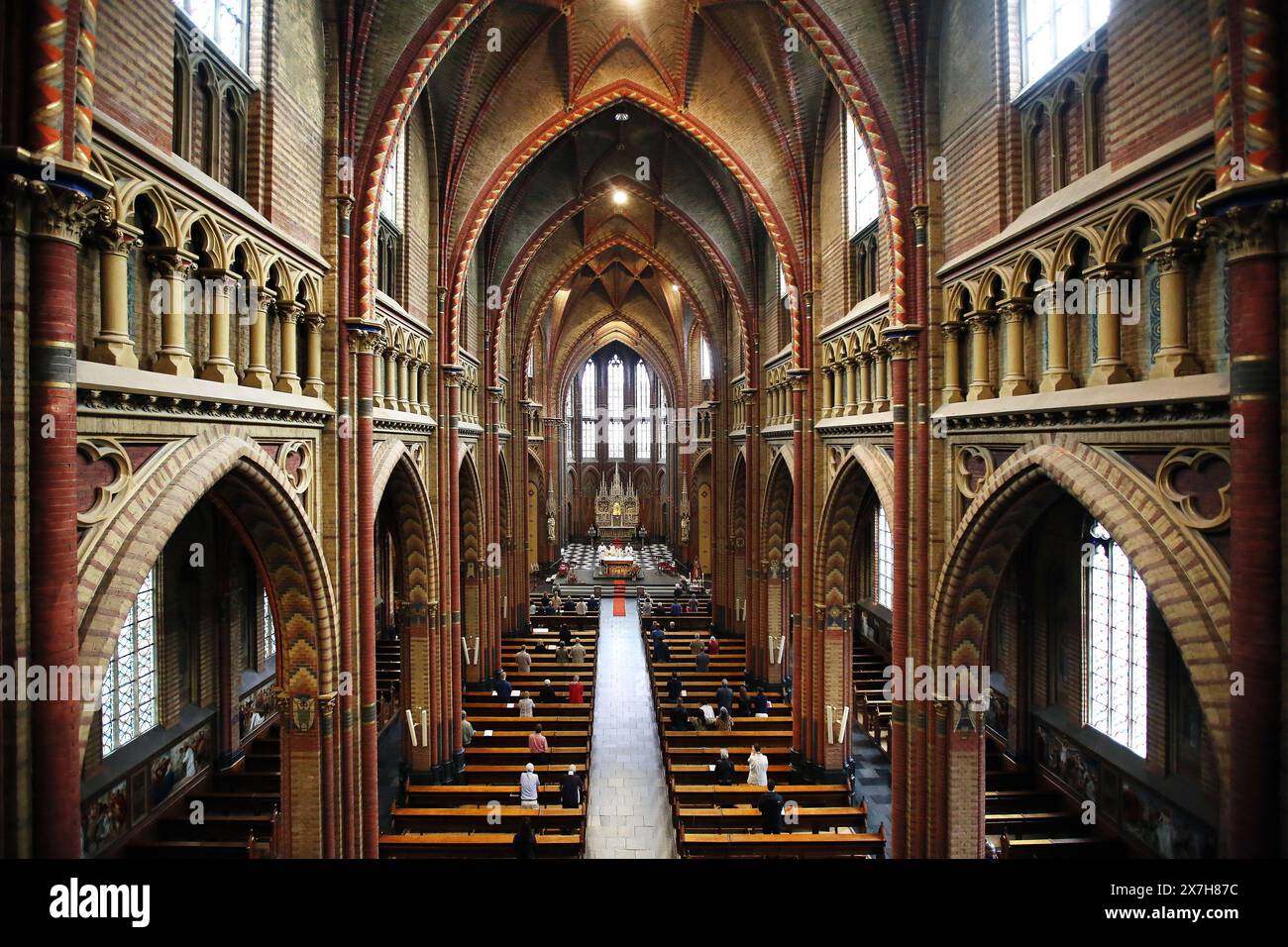 EINDHOVEN - Eucharistiefeier in der St. Georgs Kirche. Untersuchungen des Zentralen Statistikbüros (CSB) zeigen, dass immer weniger Niederländer einer Religion angehören. ANP RAMON MANGOLD niederlande raus - belgien raus Stockfoto