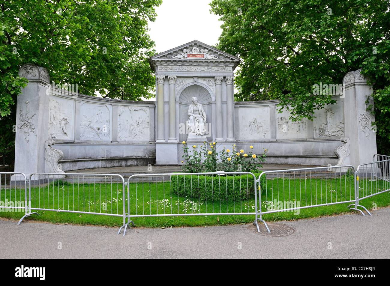 Wien, Österreich. Das Grillparzer Denkmal im Wiener Volksgarten ist eine überlebensgroße Sitzfigur von Franz Grillparzer des Bildhauers Carl Kundma Stockfoto