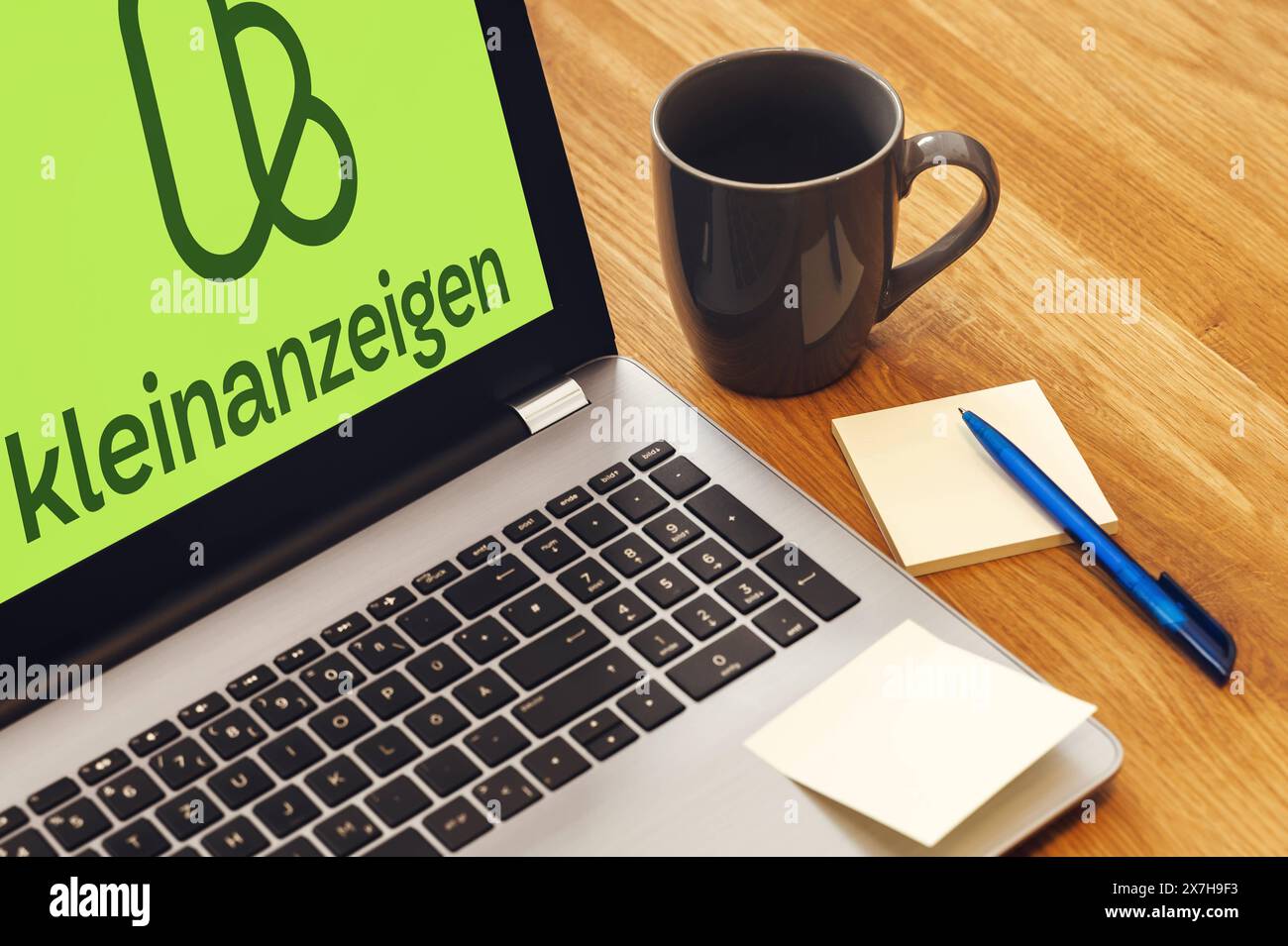 20. Mai 2024: Laptop auf einem Schreibtisch mit dem Logo der Verkaufsplattform: Kleinanzeigen. Früher Ebay Kleinanzeigen. FOTOMONTAGE *** Laptop Computer auf einem Schreibtisch mit dem Logo der Verkaufsplattform: Kleinanzeigen. Ehemals Ebay Kleinanzeigen. FOTOMONTAGE Stockfoto