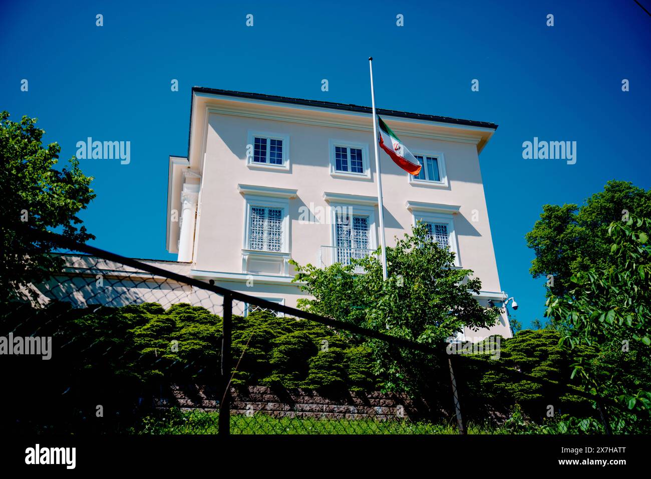 Oslo 20240520. Die Flagge am Halbmast vor der iranischen Botschaft in Oslo. Nach dem Hubschrauberabsturz, bei dem Präsident Ebrahim Raisi und Außenminister Hossein Amir-Abdollahian am Sonntag ums Leben kamen, hat der Iran fünf Tage nationale Trauer erklärt. Foto: Stian Lysberg Solum / NTB Stockfoto