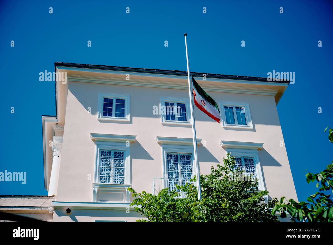 Oslo 20240520. Die Flagge am Halbmast vor der iranischen Botschaft in Oslo. Nach dem Hubschrauberabsturz, bei dem Präsident Ebrahim Raisi und Außenminister Hossein Amir-Abdollahian am Sonntag ums Leben kamen, hat der Iran fünf Tage nationale Trauer erklärt. Foto: Stian Lysberg Solum / NTB Stockfoto