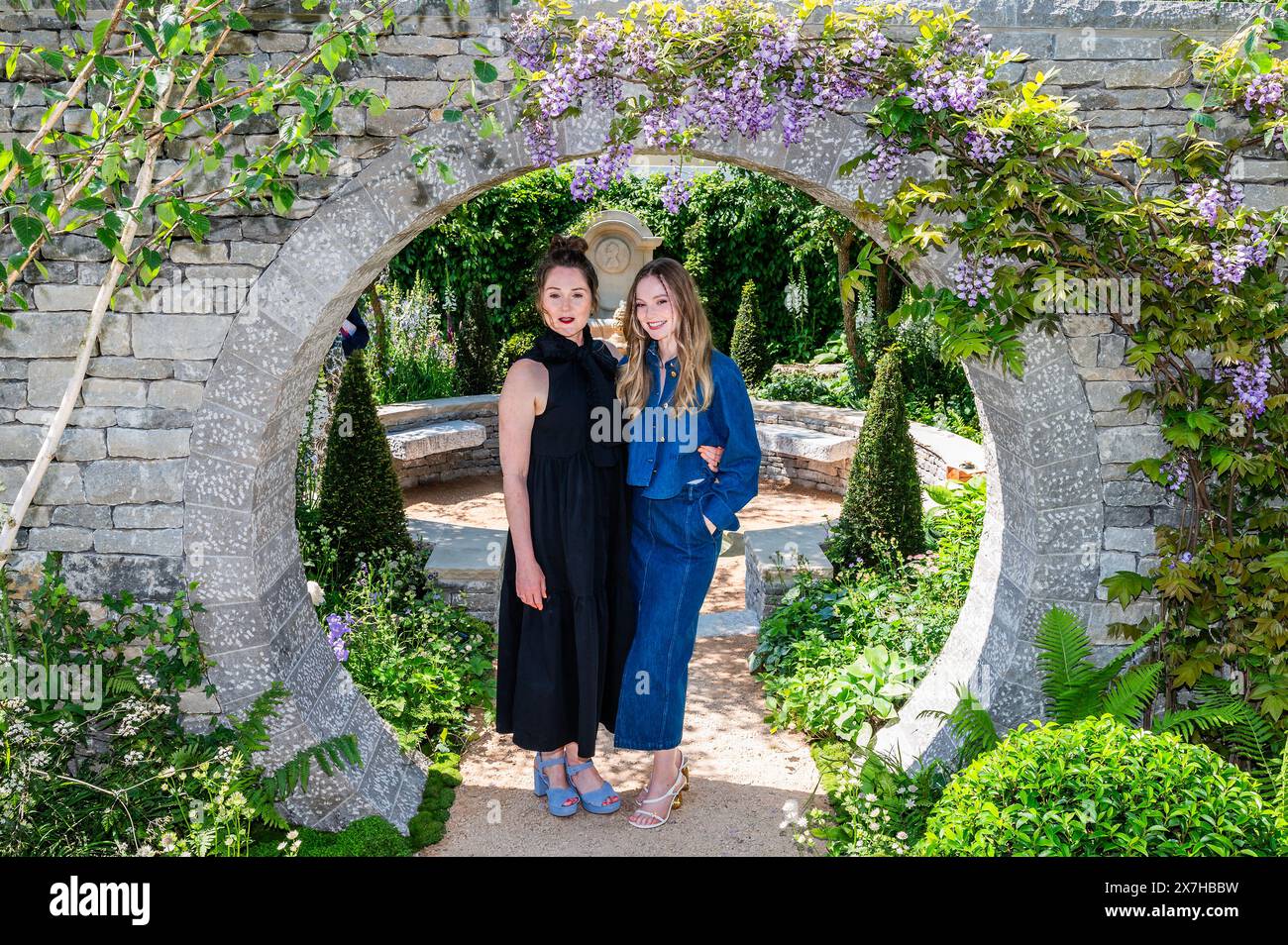 London, Großbritannien. Mai 2024. Ruth Gemmell und Hannah Dodd, die Stars von Netflix's Erfolgsserie „Bridgerton“ im Bridgerton Garden, Sponsor: Netflix (Bridgerton), Designer: Holly Johnston, Contractor: Stewart Landscape Contracting Ltd - The RHS Chelsea Flower Show 2024. Sie läuft ab dem 20-25. Mai. Guy Bell/Alamy Live News Stockfoto