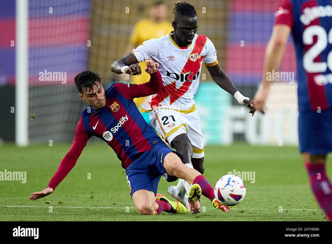 Barcelona, Spanien. Mai 2024. BARCELONA, SPANIEN - 19. MAI: Pedri vom FC Barcelona in Aktion mit Pathe Ciss von Rayo Vallecano während des Liga EA Sports Spiels zwischen dem FC Barcelona und Rayo Vallecano bei den Estadi Olimpic Lluis Companys am 19. Mai 2024 in Barcelona, Spanien Credit: DAX Images/Alamy Live News Stockfoto