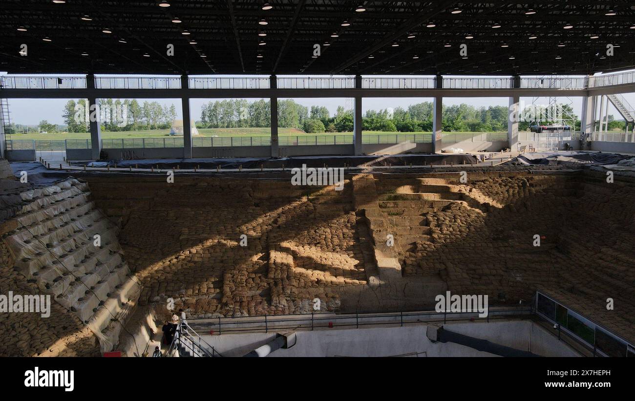 (240520) -- HUAINAN, 20. Mai 2024 (Xinhua) -- ein Luftdrohnenfoto vom 20. Mai 2024 zeigt die Ausgrabungsstelle des Wuwangdun-Grabes, das in Huainan, der ostchinesischen Provinz Anhui, entdeckt wurde. Die archäologischen Ausgrabungen am Wuwangdun-Grab in der ostchinesischen Provinz Anhui haben nach Angaben der chinesischen Kulturerbeverwaltung über 3.000 Kulturreste gefunden. Anfang dieses Jahres bestätigte die National Cultural Heritage Administration (NCHA) das Wuwangdun-Grab als das größte und höchste Grabmal des alten Staates Chu, das mehr als 2.200 Jahre existierte Stockfoto