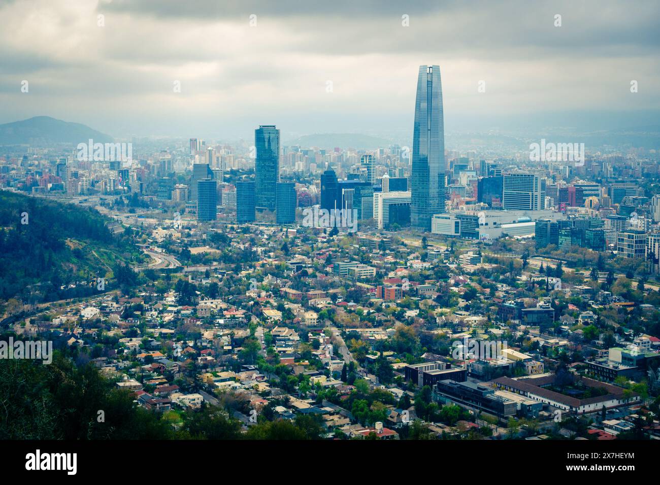 Wunderschöner Blick auf die Skyline von Santiago vom Cerro San Cristobal Park im Zentrum von Santiago, Chile Stockfoto