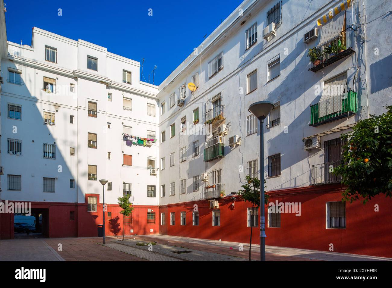 Klassisches Sozialwohnhaus aus den 1950er Jahren im Stadtteil Tardón in Sevilla, das die städtische Entwicklung der Nachkriegszeit widerspiegelt. Stockfoto