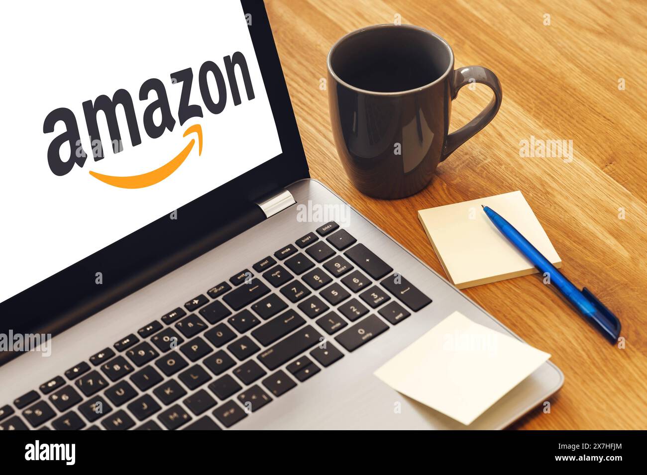 20. Mai 2024: Laptop auf dem Schreibtisch mit dem Amazon-Logo auf dem Bildschirm. FOTOMONTAGE *** Laptop Computer auf Schreibtisch mit dem Amazon Logo auf dem Bildschirm. FOTOMONTAGE Stockfoto