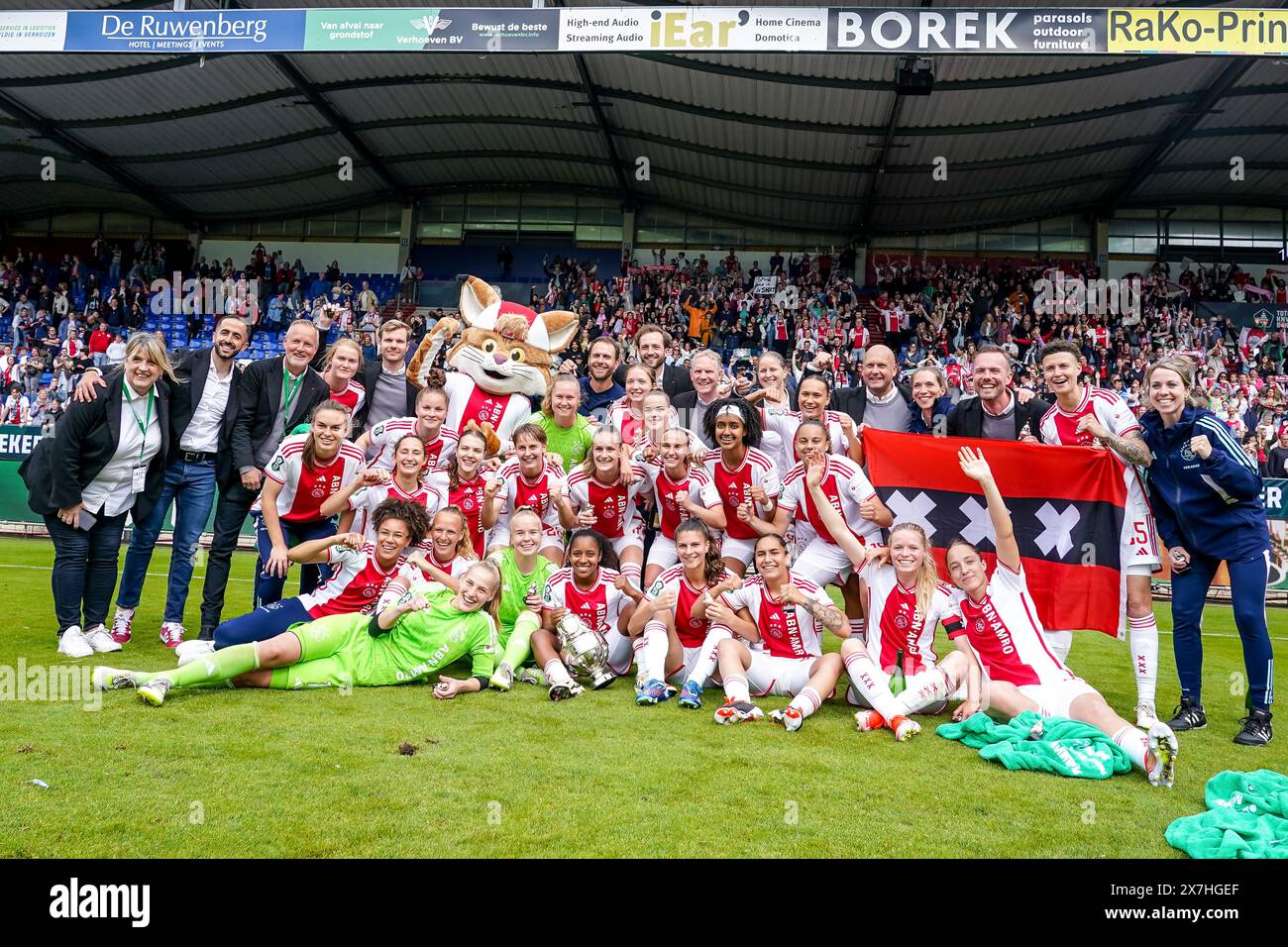 TILBURG, NIEDERLANDE – 20. MAI: Torhüterin Regina van Eijk von AFC Ajax, Kay-Lee de Sanders von AFC Ajax, Soraya Verhoeve von AFC Ajax, Jonna van de Velde von AFC Ajax, Romée Leuchter von AFC Ajax, Sherida Spitse von AFC Ajax, Nadine Noordam von AFC Ajax, Isabelle Hoekstra von Ajax, AFC Ajax, Ajax, Ajax, Ajax, Torhüter Lois Nienhuis von AFC Ajax, Chasity Grant von AFC Ajax, Danique Noordman von AFC Ajax, Bente Jansen von AFC Ajax, Milicia Keijzer von AFC Ajax, Tiny Hoekstra von AFC Ajax, Lily Yohannes von AFC Ajax, Rosa van Gool von AFC Ajax, Quinty Sabajo, AFC Ajax, Ajax Lotte Keukelaar von AFC Ajax, Daliyah de Klonia von AFC Ajax, Isa Stockfoto