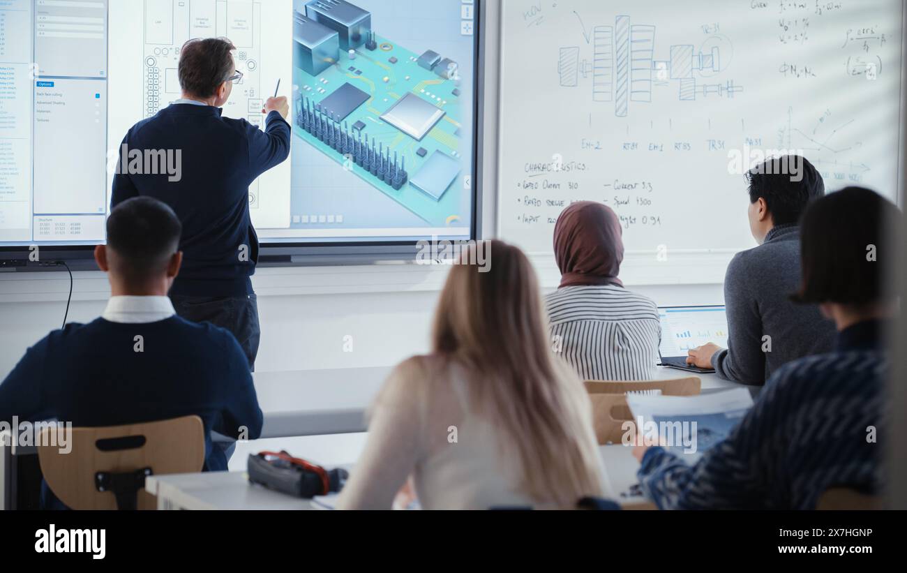 Der Lehrer steht neben dem interaktiven digitalen Whiteboard und zeigt auf Prozessor während des Unterrichts über Komponenten von Computermotherboards mit einer Gruppe von Studenten verschiedener Ingenieurskunst. Stockfoto