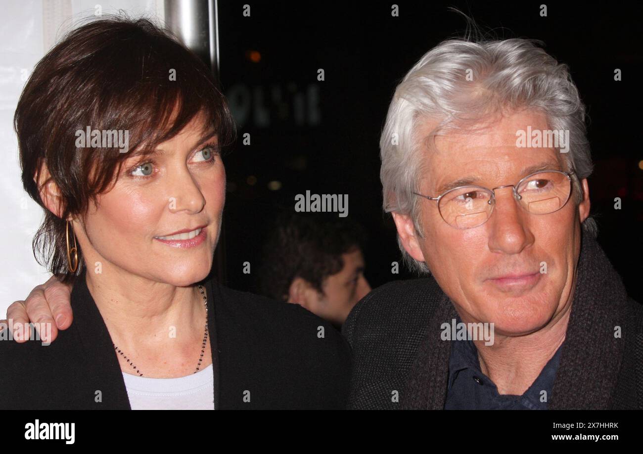 Carey Lowell und Richard Gere besuchen am 2. März 2010 im AMC Loews Lincoln Square Theatre in New York City die Premiere von „Brooklyn's Finest“ von Outure Films. Foto: Henry McGee/MediaPunch Stockfoto