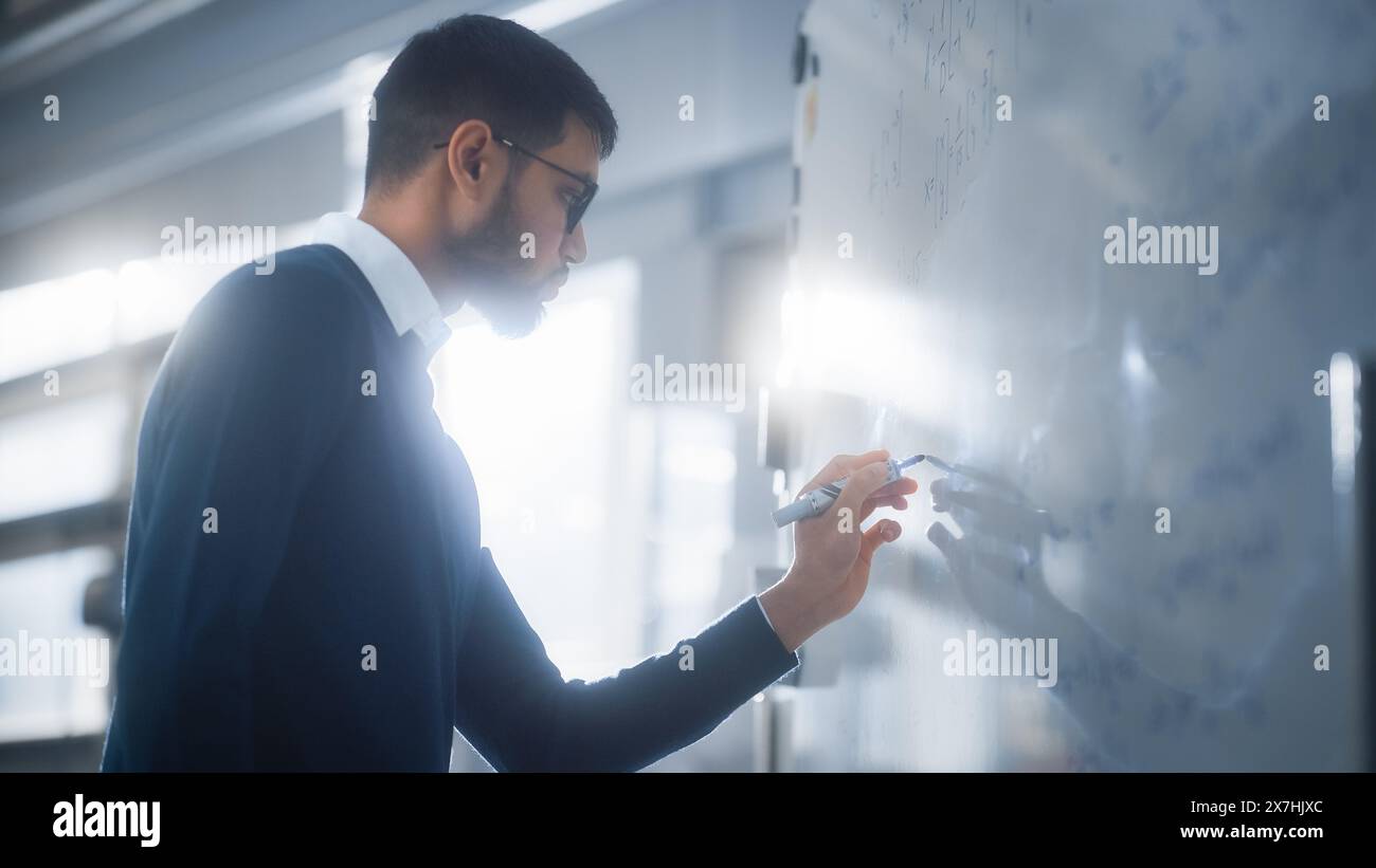 Schwarzer Wissenschaftler löst komplexe mathematische Probleme und schreibt lange Formeln auf Whiteboard. Hochschulbildung, Wissenschaft, Technologie und Innovationskonzept. Stockfoto