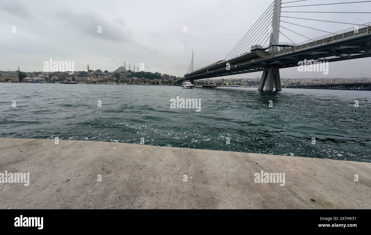 Fotos von Istanbul-Stadtpanorama, U-Bahn-Brücke und goldenem Horn-Wassereintritt während des bewölkten Frühlingstages Stockfoto