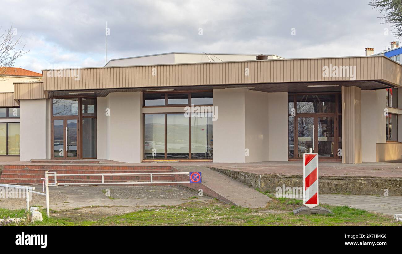 Kladovo, Serbien - 14. März 2024: Galerie Veranstaltungen Public Library Center for Culture Building in Dunavska Street. Stockfoto