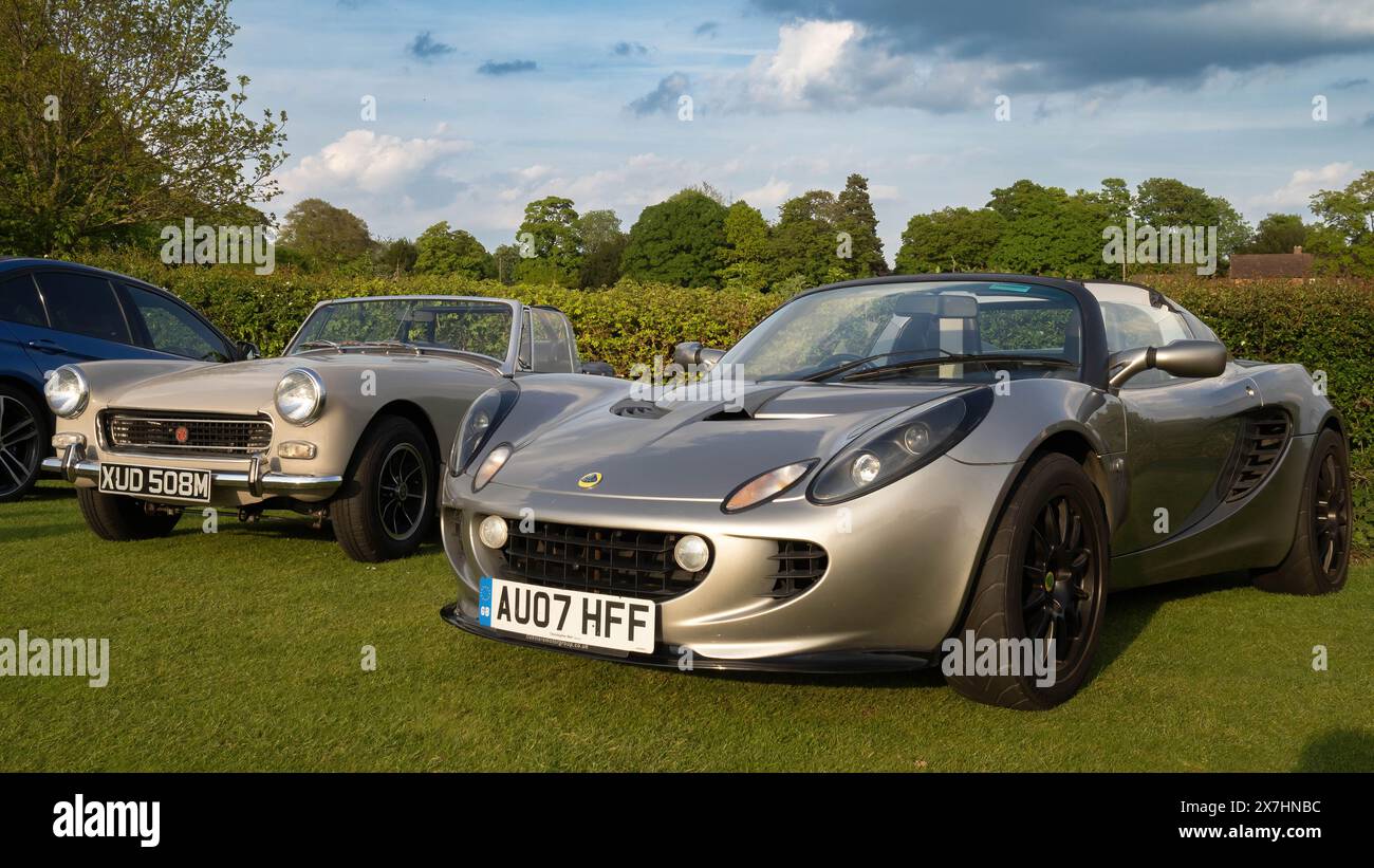 2007 Lotus Elise neben einem klassischen MG Midget Stockfoto