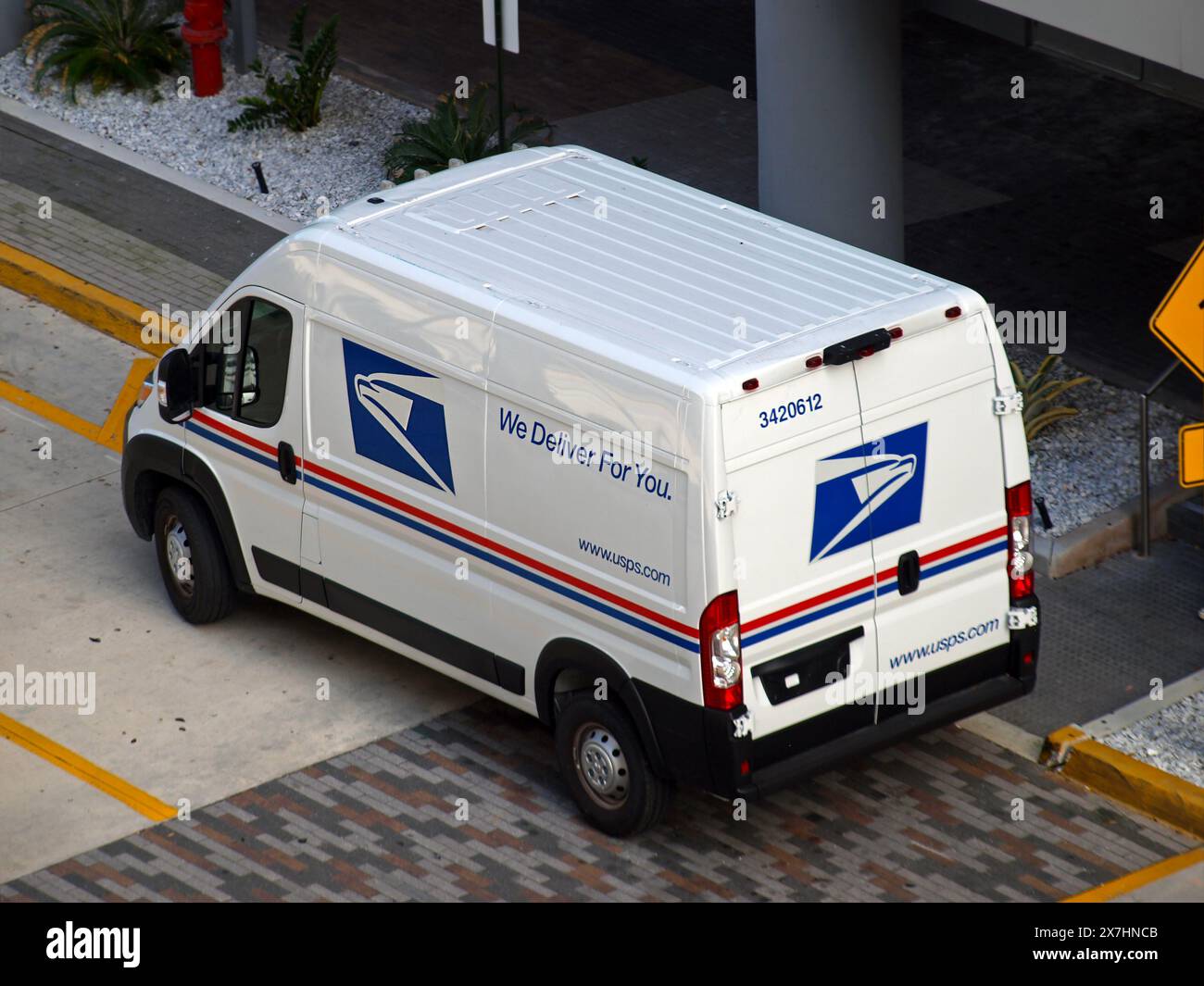 Miami, Florida, Vereinigte Staaten - 6. April 2024: Fahrzeug des United States Postal Service parkt auf einer Straße. Nur für redaktionelle Zwecke. Stockfoto