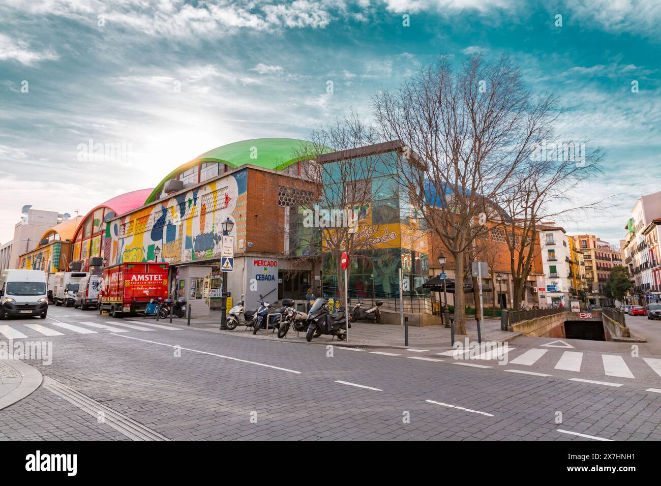 Madrid, Spanien - 16. FEBRUAR 2022: Mercado de la Cebada ist ein lebhafter Lebensmittelmarkt am Plaza de la Cebada, Madrid, Spanien. Stockfoto