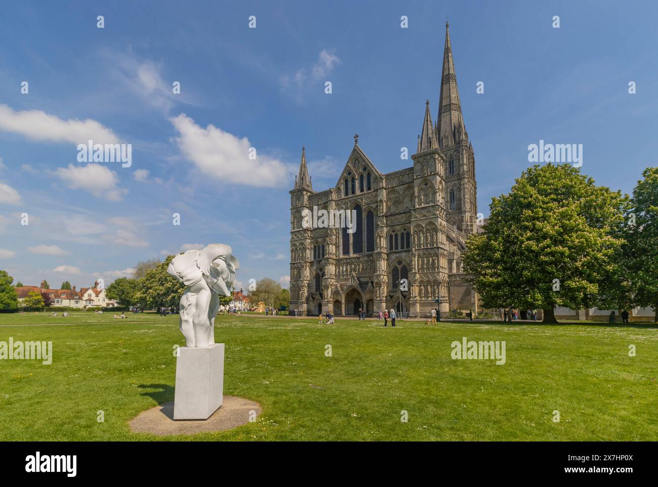 Allgemeiner Blick auf die große Westfront der Kathedrale von Salisbury, Kathedrale von Salisbury, blauer Himmel, Salisbury, Wilshire, England, Großbritannien Stockfoto