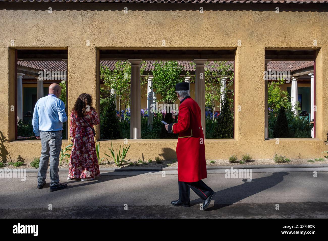 London, Großbritannien. 20. Mai 2024. Ein Rentner aus Chelsea passiert den Newt in Somerset, einem römischen Garten, am Mitgliedertag der RHS Chelsea Flower Show auf dem Gelände des Royal Hospital Chelsea. Die Show läuft bis zum 25. Mai 2024. Quelle: Stephen Chung / Alamy Live News Stockfoto