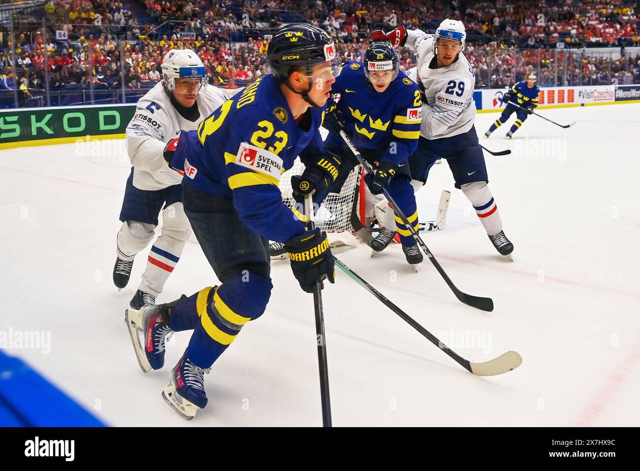 Ostrava, Tschechische Republik. Mai 2024. L-R Enzo Guebey (FRA), Lucas Raymond (SWE), Pontus Holmberg (SWE) und Louis Boudon (FRA) im Einsatz während der IIHF Weltmeisterschaft 2024, Gruppe B, Spiel Schweden gegen Frankreich, in Ostrava, Tschechien, am 20. Mai 2024. Quelle: Jaroslav Ozana/CTK Photo/Alamy Live News Stockfoto