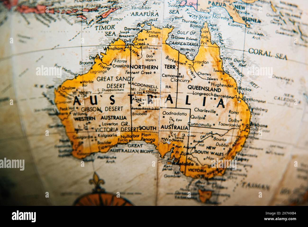 Nahaufnahme einer Vintage-Karte, die Australien und die umliegenden Regionen mit detaillierten geografischen Merkmalen zeigt. Stockfoto