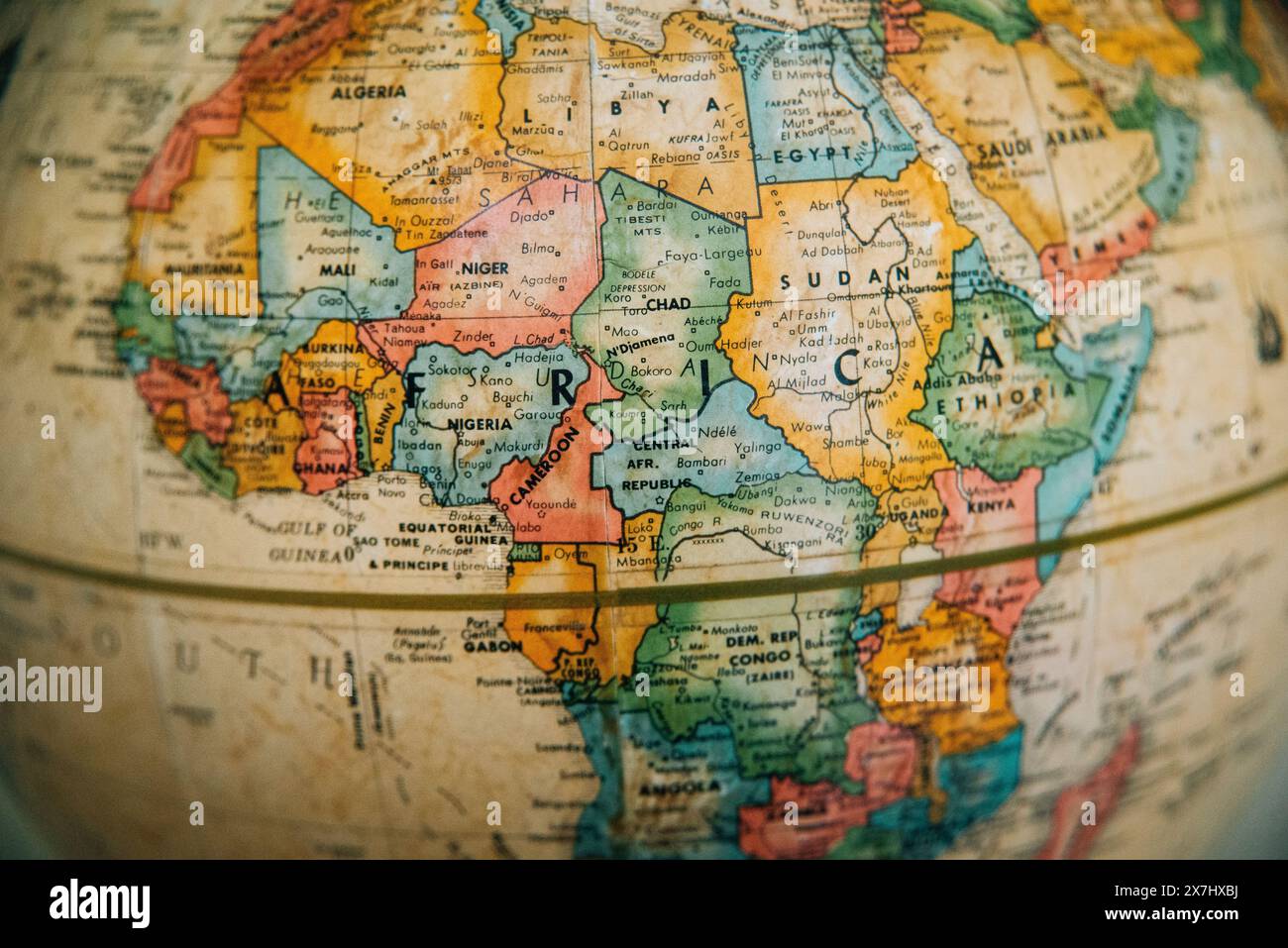 Nahaufnahme einer Vintage-Weltkarte von Afrika mit Nigeria, Tschad, Sudan und umliegenden Regionen. Stockfoto