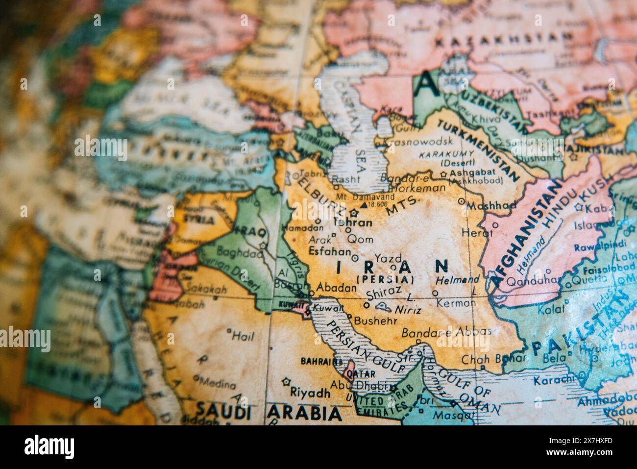 Eine detaillierte Vintage-Weltkarte, die den Nahen Osten, einschließlich Iran, Irak, Afghanistan und umliegenden Regionen, beleuchtet. Schwerpunkt auf Iran. Stockfoto